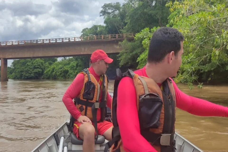 Motociclista que morreu após cair de ponte em Goiás foi encontrado às margens do Rio Meia Ponte. (Foto: divulgação)