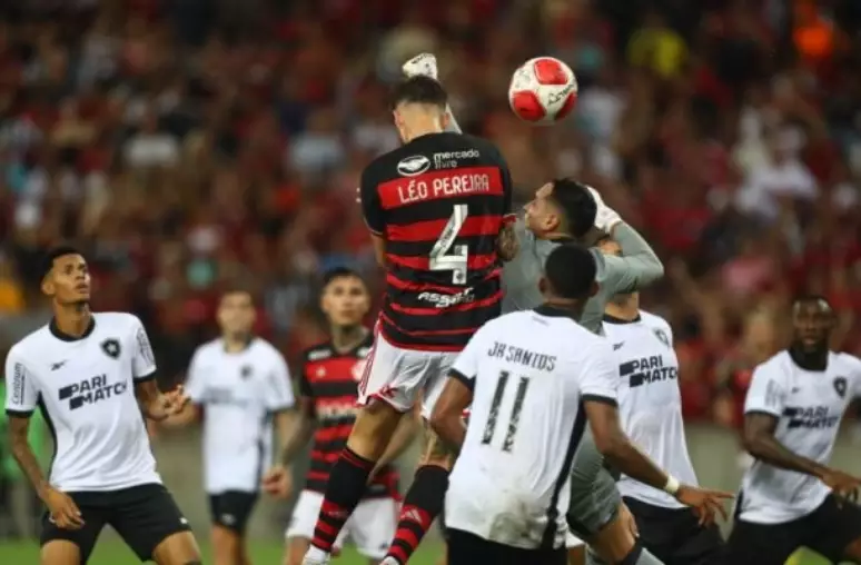 Foto: Gilvan de Souza / CRF - Legenda: Léo Pereira é um dos grandes nomes do sistema defensivo do Flamengo neste início de temporada / Jogada10