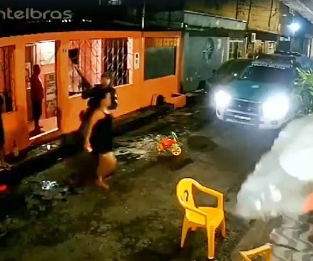 Momento que o policial chute a mulher durante a abordagem policial