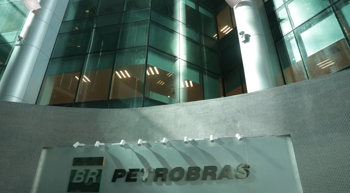 O logotipo da estatal brasileira de petróleo Petrobras é retratado em seu prédio no Rio de Janeiro 17/07/2023REUTERS/Ricardo Moraes 