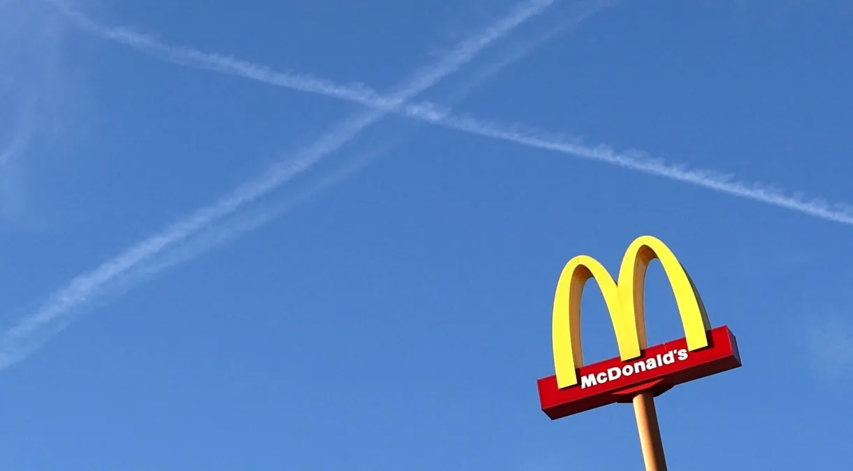  Como outras marcas americanas, o McDonald's foi atingido por boicotes em vários mercados da região 