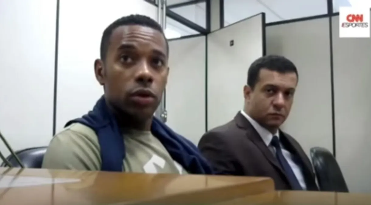  Robinho durante audiência de custódia na sede da Justiça Federal de Santos 