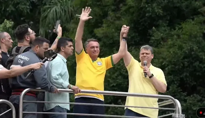 O governador de São Paulo, Tarcísio de Freitas (Republicanos), discursa durante manifestação em apoio ao ex- presidente Jair Bolsonaro (PL) na Avenida Paulista, em São Paulo, na tarde deste domingo (25). O ato foi convocado após Bolsonaro se tornar alvo de investigação sobre tentativa de golpe de Estado.