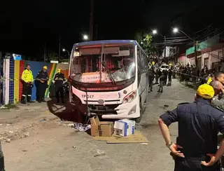 Micro-ônibus atropela fiéis em procissão no Grande Recife; acidente deixou mortos e feridos