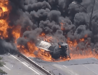 Caminhão-tanque tomba e interdita a Via Dutra no Rio