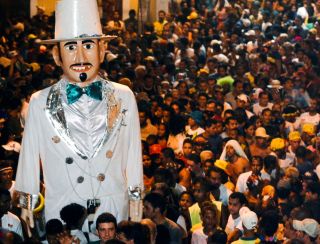 Frevo e axé agitam foliões nesta tarde no carnaval do Nordeste