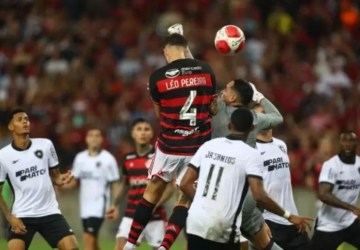 Foto: Gilvan de Souza / CRF - Legenda: Léo Pereira é um dos grandes nomes do sistema defensivo do Flamengo neste início de temporada / Jogada10