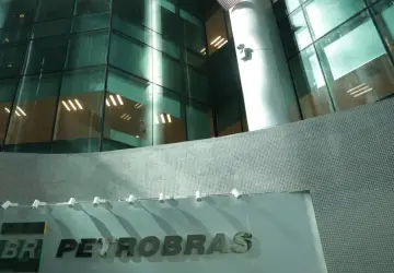 O logotipo da estatal brasileira de petróleo Petrobras é retratado em seu prédio no Rio de Janeiro 17/07/2023REUTERS/Ricardo Moraes 