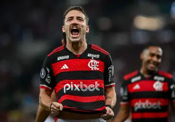 Léo Ortiz comemora gol contra o Palestino em sua estreia pelo Flamengo Reprodução/Conmebol 