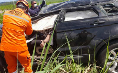 Médica perde controle de veículo e capota na PE-075, em Itambé (PE) Veja as Fotos: