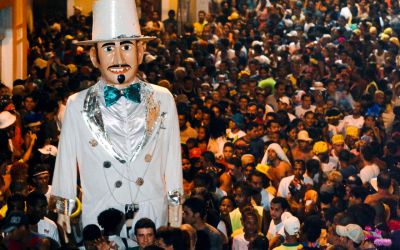 Frevo e axé agitam foliões nesta tarde no carnaval do Nordeste